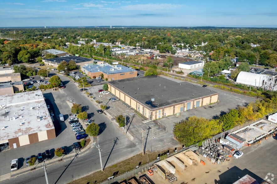 More Photos Of 7 Grand Blvd, Brentwood Warehouse For Lease