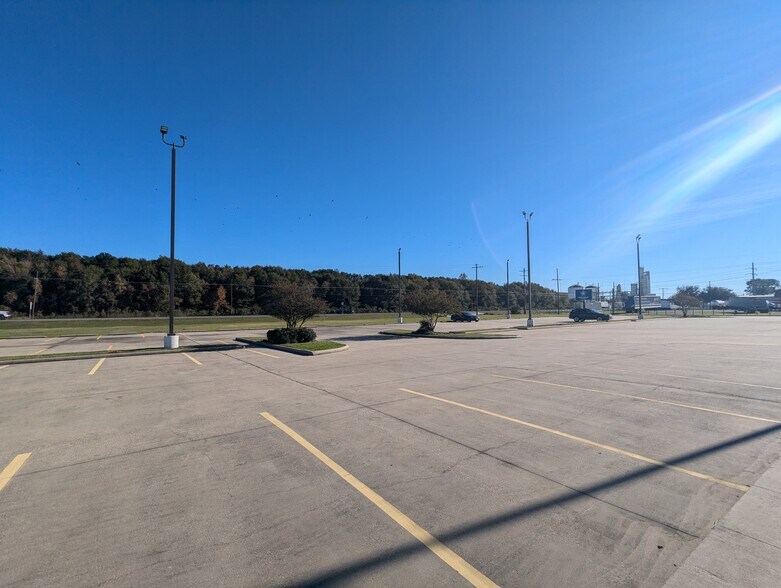 More Photos Of 5315 N Twin City Hwy, Nederland Warehouse For Sale