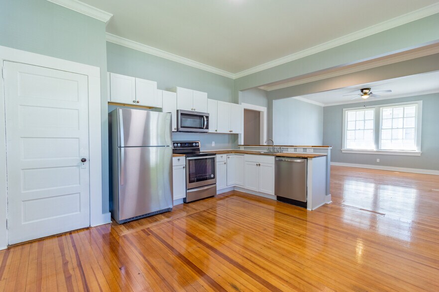 More Photos Of 302 Picadilly St, Columbia Specialty For Sale