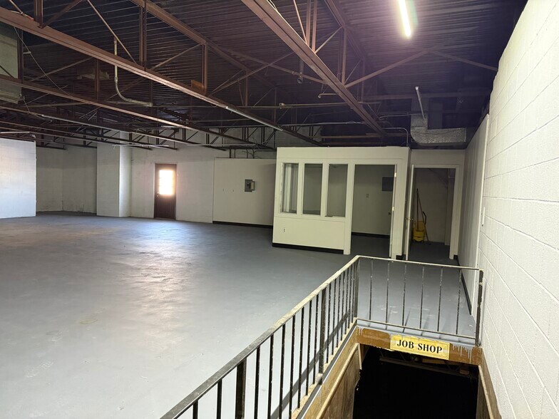 More Photos Of 121 N Lafayette Ave, Marshall Flex For Sale