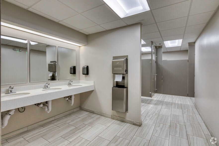 More Photos Of 14497 N Dale Mabry Hwy, Tampa Unknown For Lease