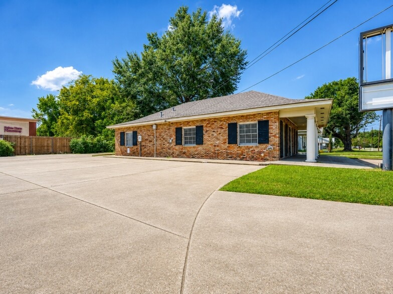 More Photos Of 321 S Main St, Marksville Office For Sale