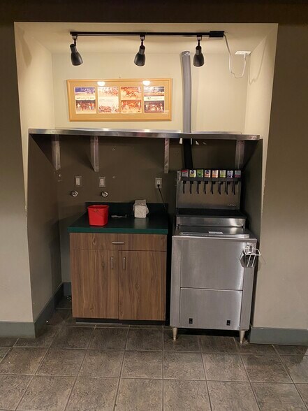 More Photos Of 410 S Clippert St, Lansing Restaurant For Sale