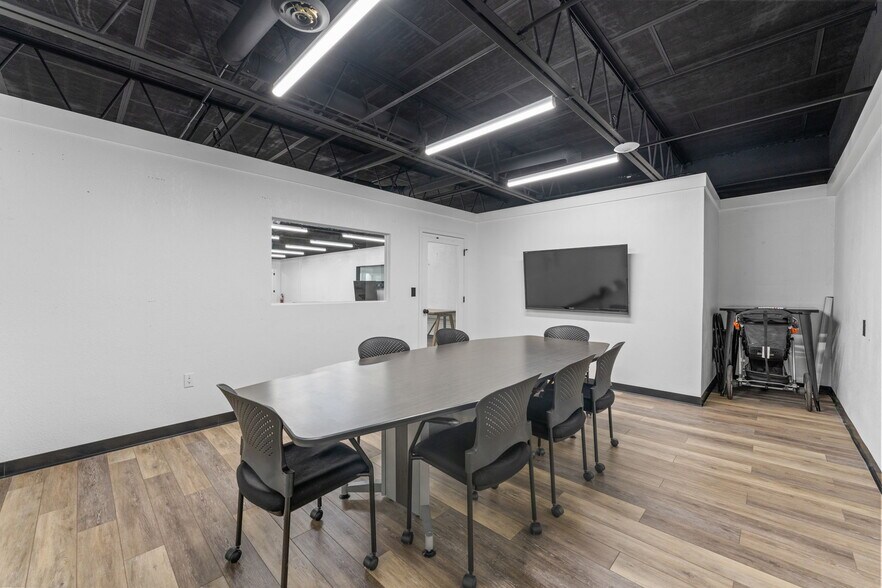More Photos Of 7490 N 30th Ave, Saint Petersburg Showroom For Sale