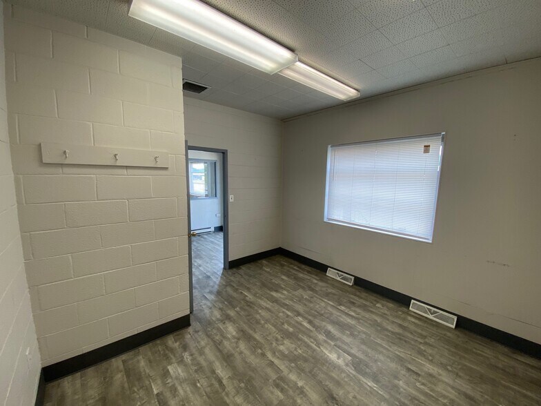 More Photos Of 1919 Plantation Rd, Roanoke Truck Terminal For Lease