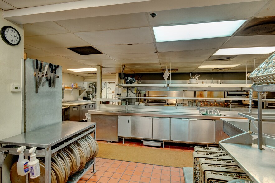 More Photos Of 1702 Park Hill Dr, Gainesville Restaurant For Sale