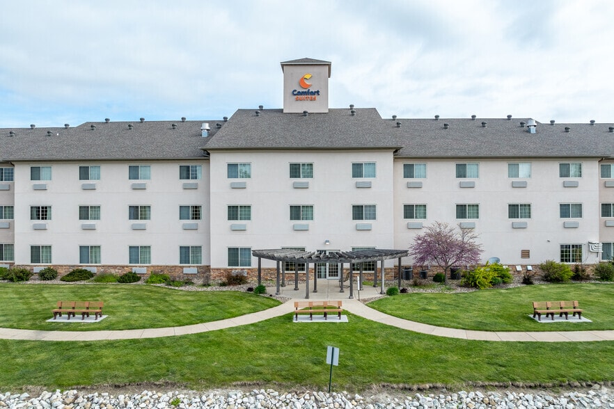 More Photos Of 1780 Stonegate Center Dr, Burlington Hotel For Lease