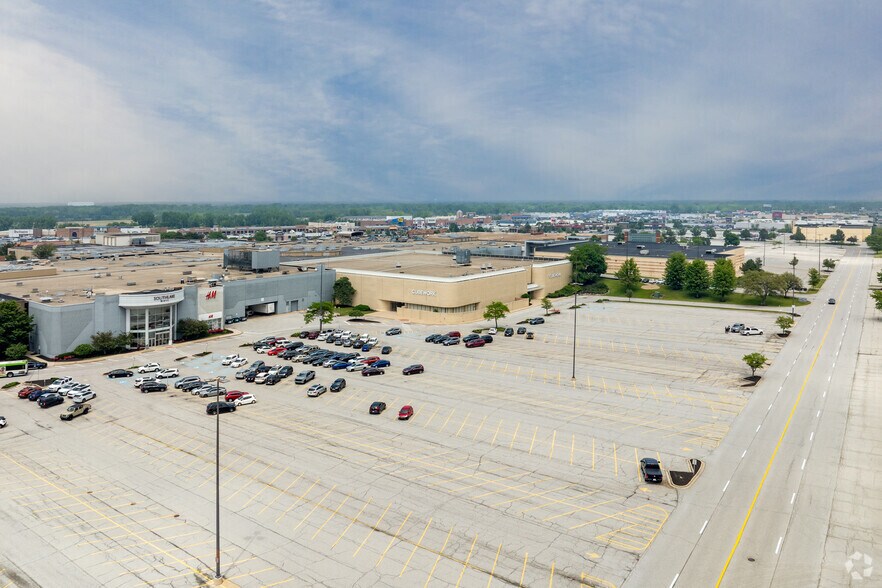 More Photos Of 1995 Southlake Mall, Merrillville Department Store For Sale