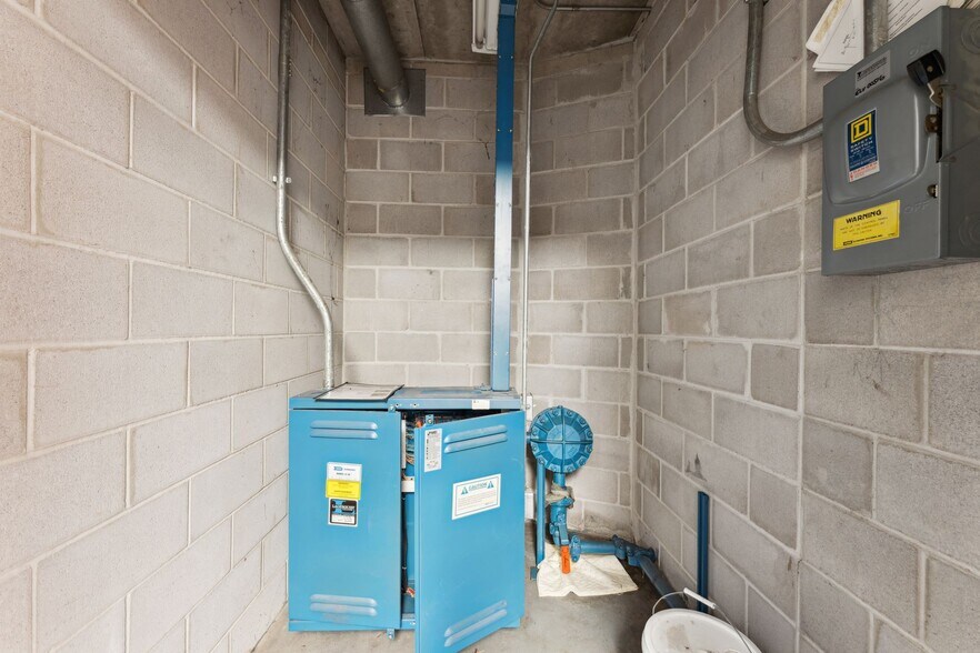 More Photos Of 4388 Shoreline Dr, Spring Park Storefront Retail Office For Sale