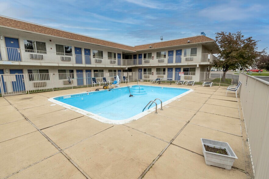 More Photos Of 1309 S Ohlman St, Mitchell Hotel For Sale