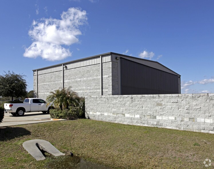 More Photos Of 905 Biscayne Blvd, Deland Airplane Hangar For Lease