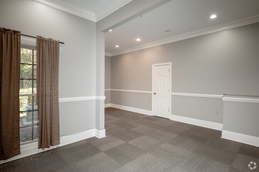 More Photos Of 501 Griffin Ave, Eastman Office For Sale