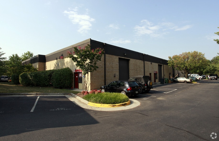 More Photos Of 601-633 Carlisle Dr, Herndon Warehouse For Sale