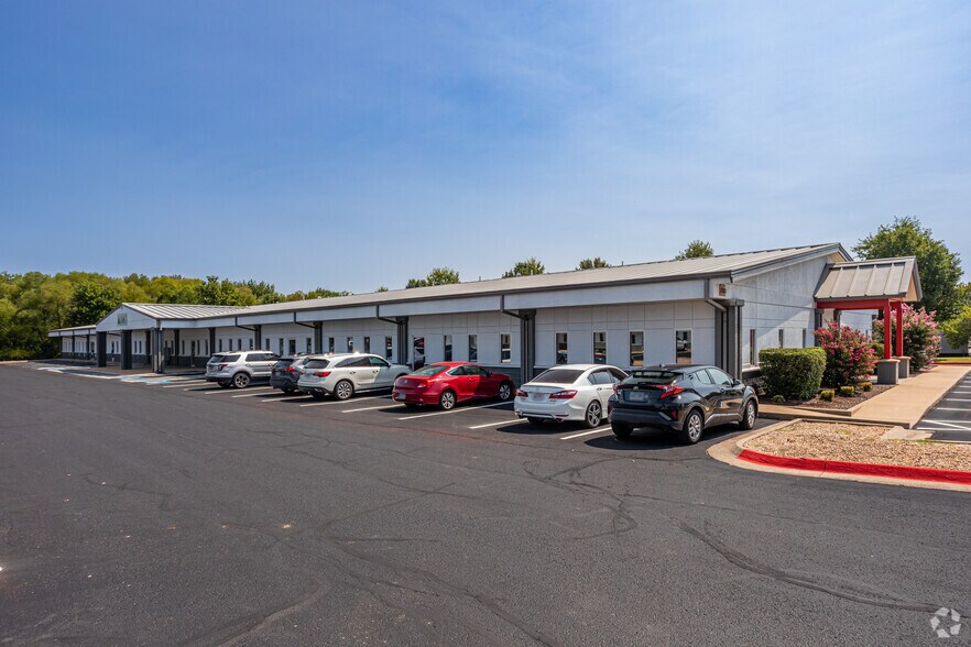 More Photos Of 2701 SE Otis Corley Dr, Bentonville Unknown For Lease
