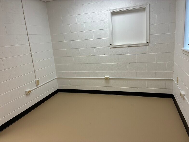 More Photos Of 1006 S Main St, Chambersburg Service Station For Lease