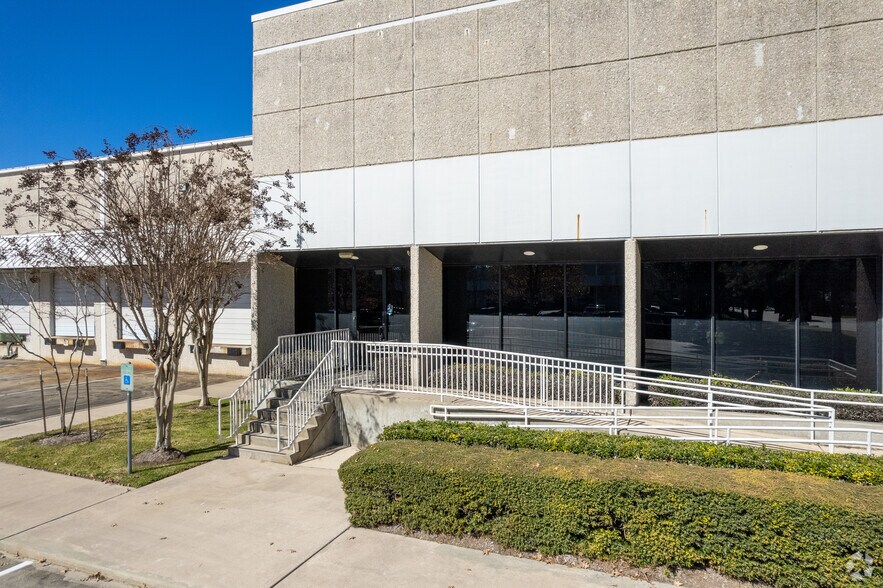 More Photos Of 3800 Brittmoore Rd, Houston Warehouse For Lease