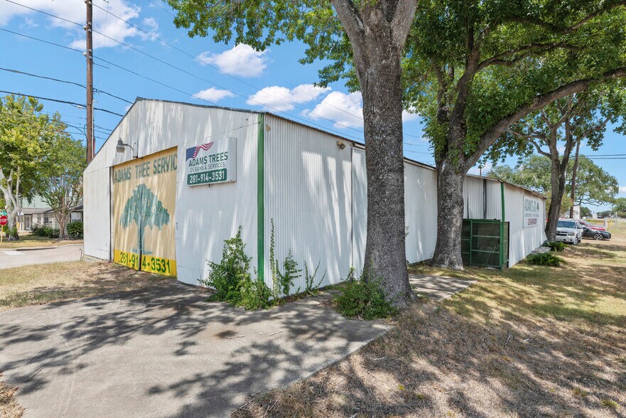 More Photos Of 800 Avenue D, Katy Warehouse For Sale