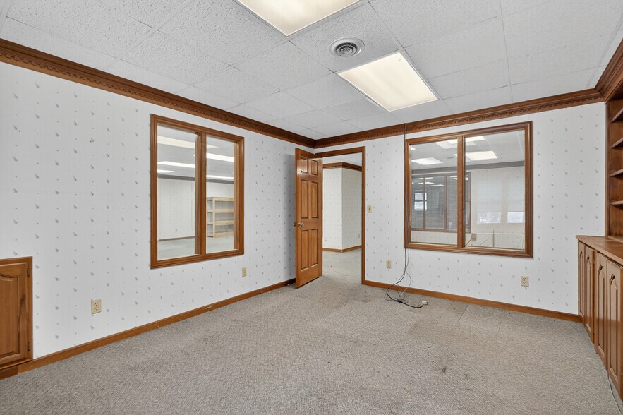 More Photos Of 638 Main St, Columbia Office For Sale