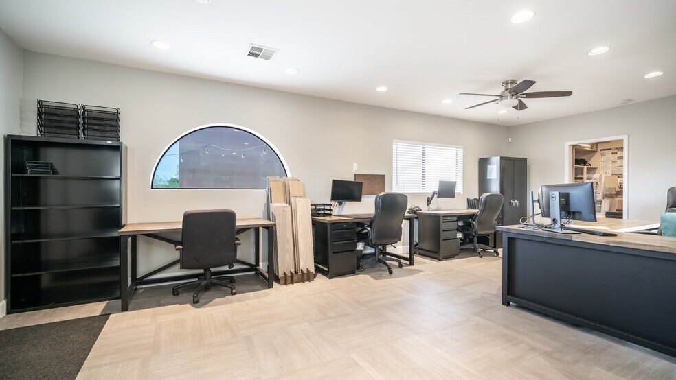 More Photos Of 680 N Golden Key St, Gilbert Warehouse For Lease