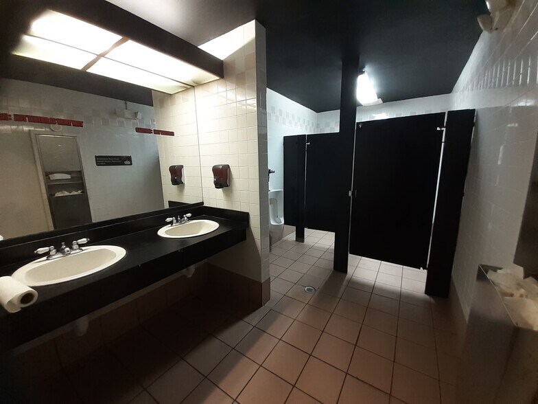 More Photos Of 5101 E Colonial Dr, Orlando Restaurant For Sale