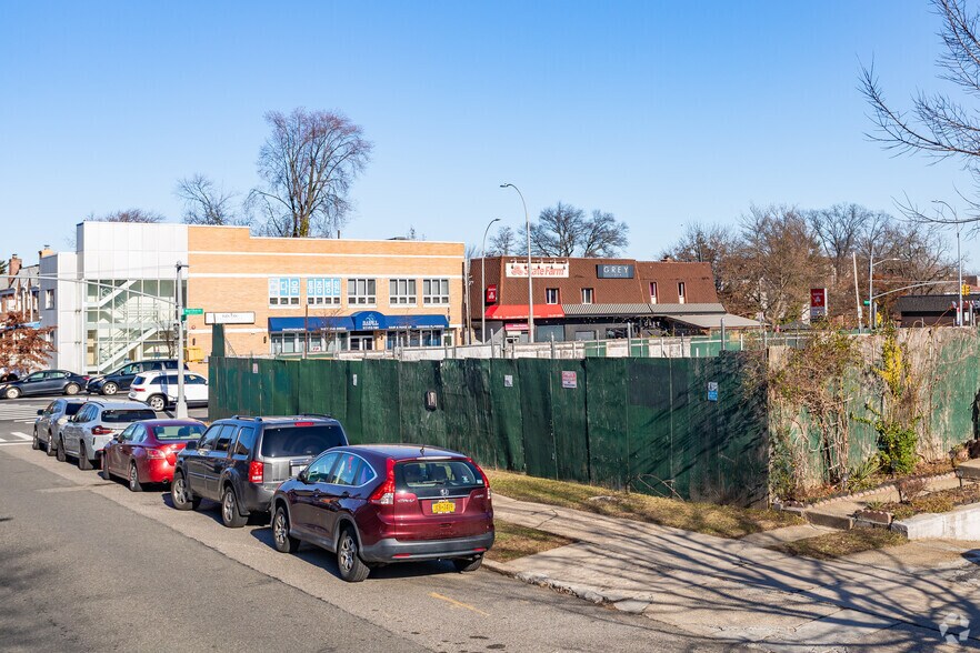 More Photos Of 195-20 Northern Blvd, Flushing Land For Lease