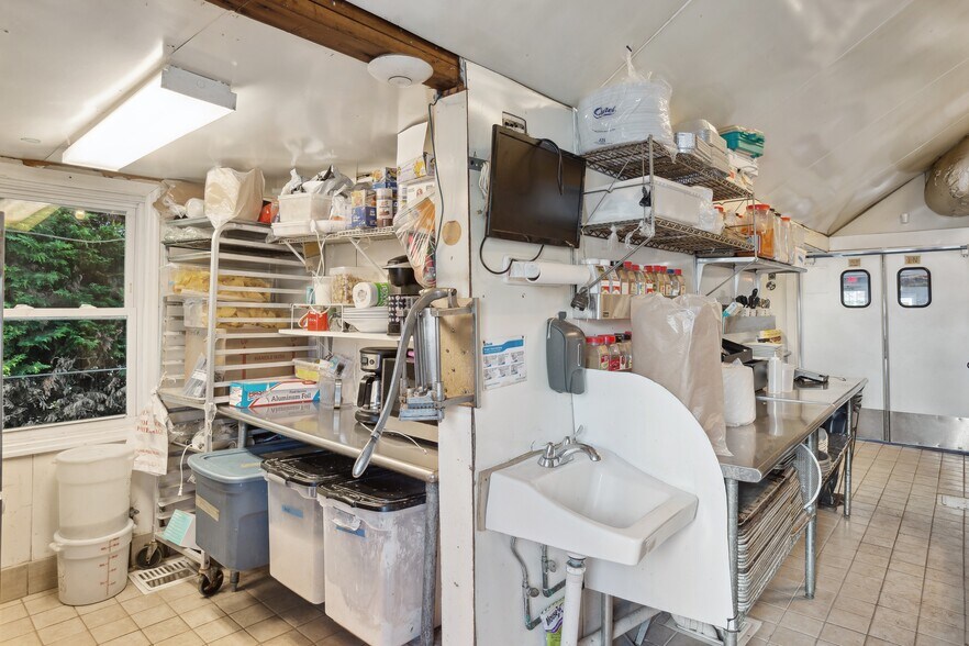 More Photos Of 63 S Euclid Ave, Montauk Restaurant For Sale