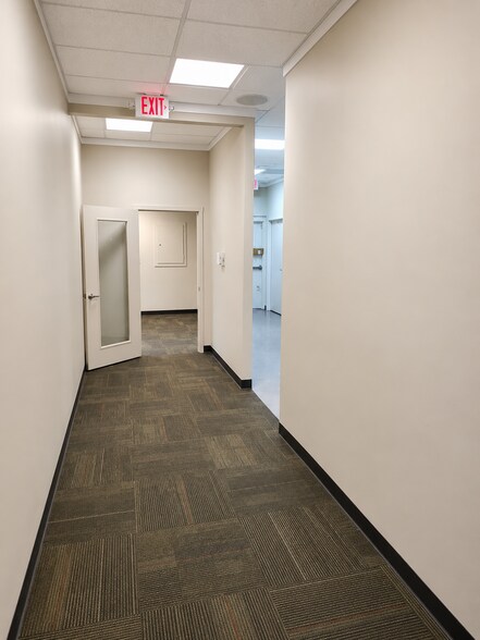 More Photos Of 900 W National Hwy, Washington Unknown For Lease