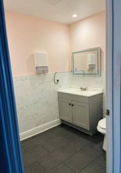 More Photos Of 2403 N Dixie Hwy, Wilton Manors Storefront Retail Office For Lease