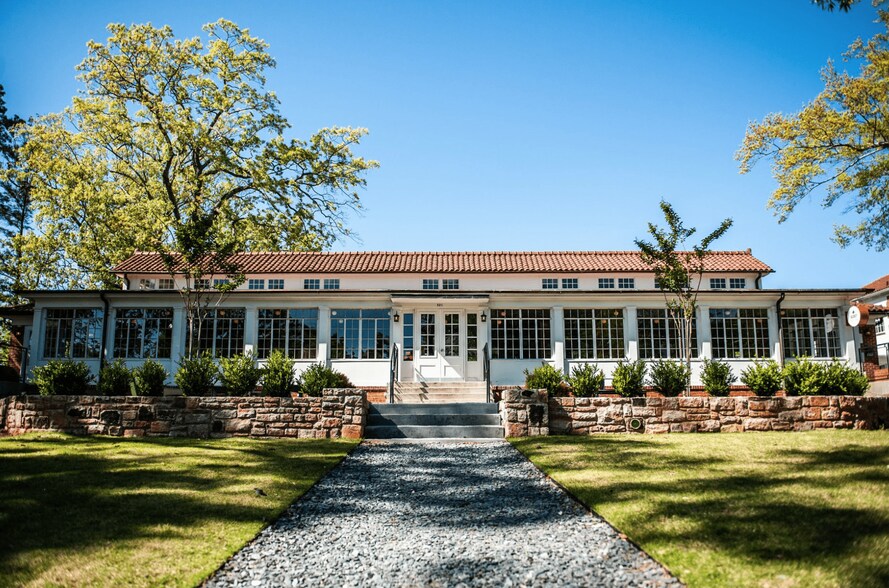 More Photos Of 321 W Hill St, Decatur Office For Lease