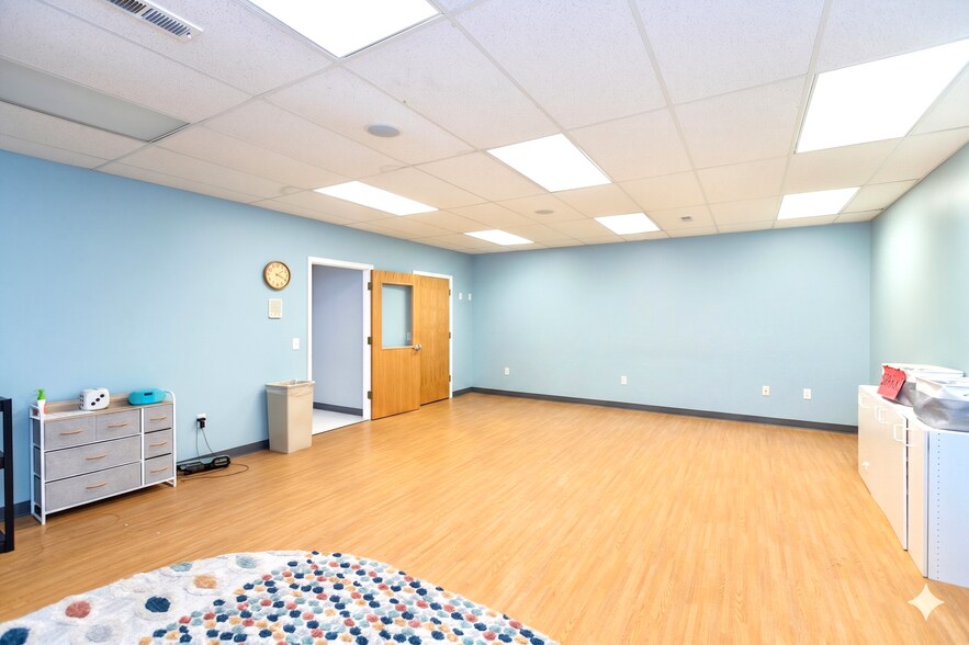 More Photos Of 230 Commerce Dr, Franklin Warehouse For Sale