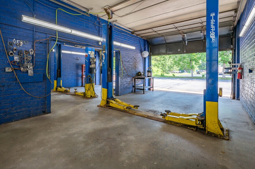 More Photos Of 386 Daniel Webster Hwy, Merrimack Auto Repair For Lease