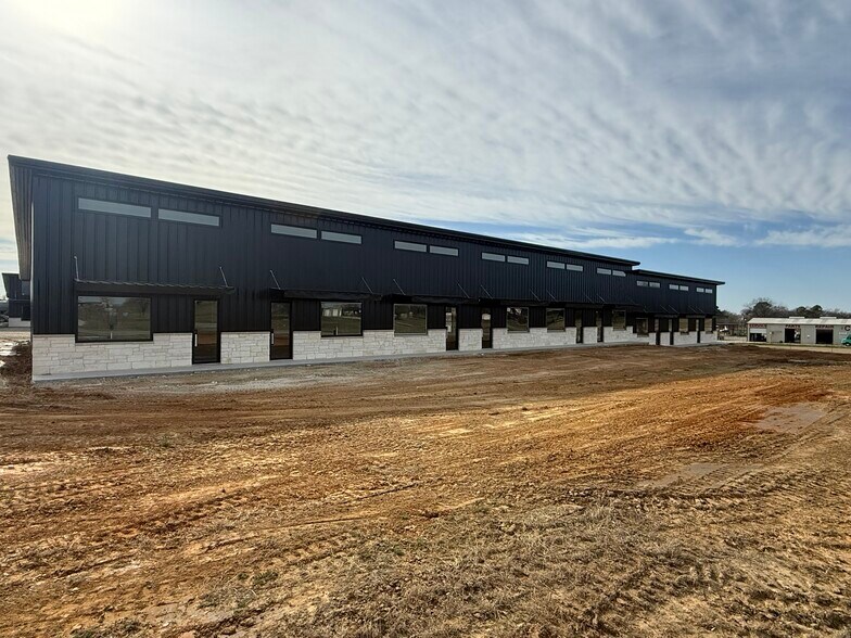 More Photos Of 3691 S FM 51, Decatur Flex For Lease