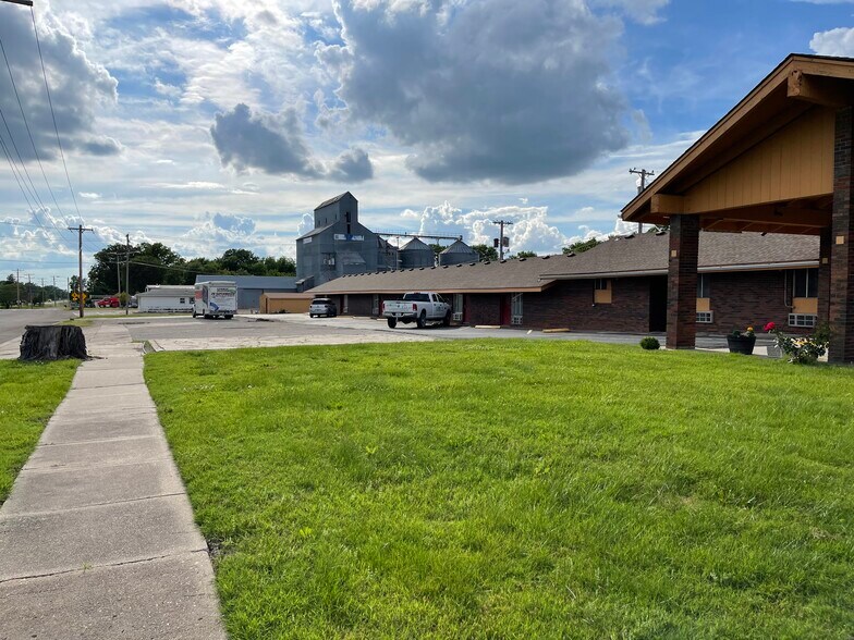 More Photos Of 14 N State St, Iola Hotel For Sale
