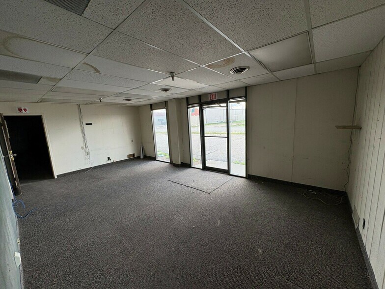 More Photos Of 119 S Washington Ave, Laurel Manufacturing For Lease