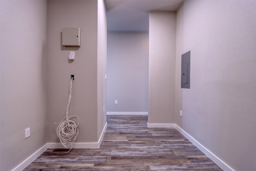 More Photos Of 201 E 5th St, Ferris Storefront Retail Office For Lease