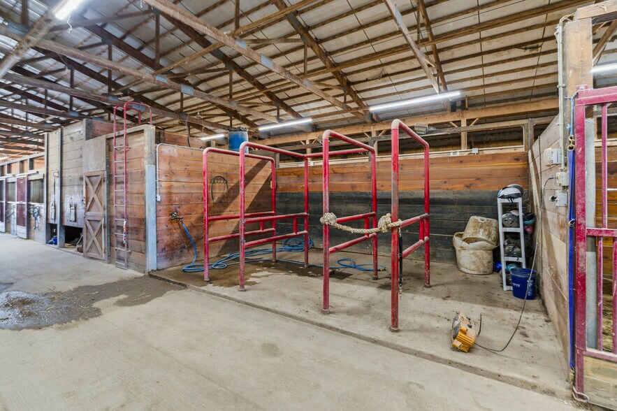 More Photos Of 7820 SE Vandalia Dr, Runnells Veterinarian Kennel For Sale