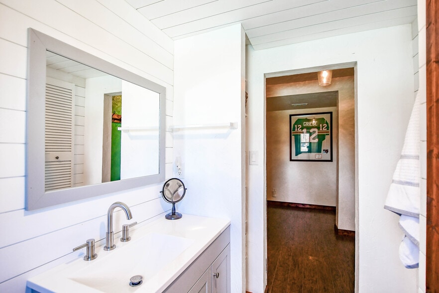 More Photos Of 512 N Travis St, Granbury Hospitality For Sale