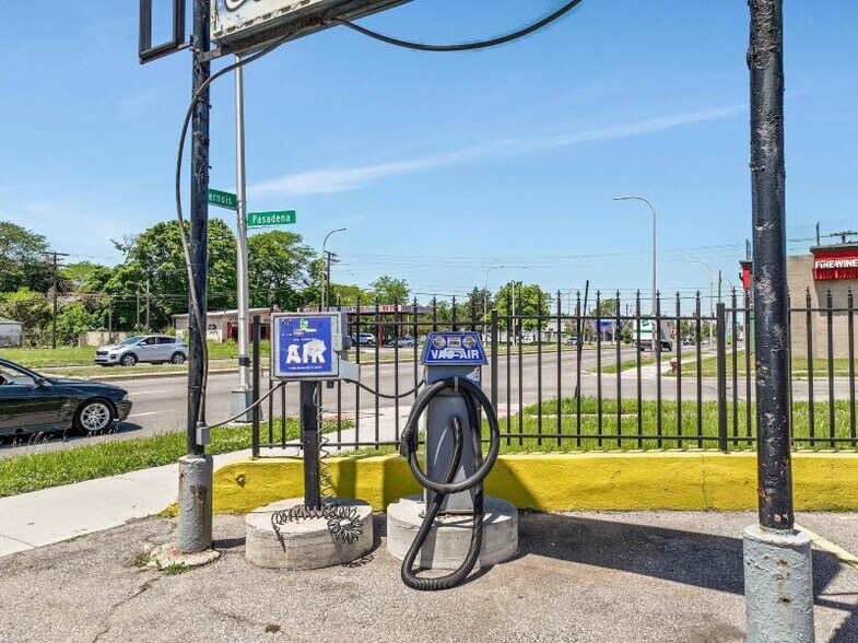 More Photos Of 13730 Livernois Ave, Detroit General Retail For Sale