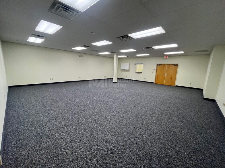 More Photos Of 561-591 Boston Mills Rd, Hudson Unknown For Lease