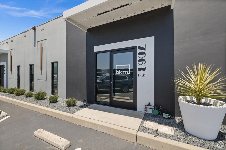 More Photos Of 7059-7077 1/2 Vineland Ave, North Hollywood Unknown For Lease