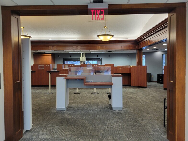 More Photos Of 2659 Charlestown Rd, New Albany Bank For Lease