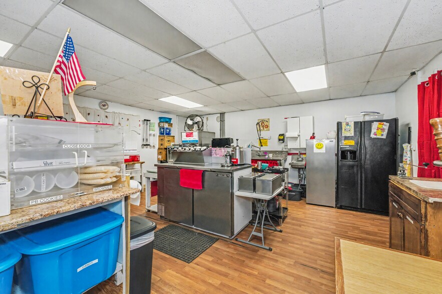 More Photos Of 5 John St, Nassau Freestanding For Sale