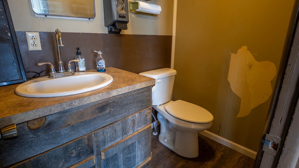 More Photos Of 105 E Couch St, Alton General Retail For Sale