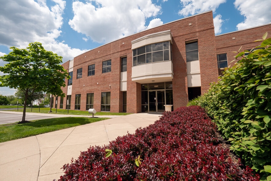 Primary Photo Of 690 Taylor Rd, Gahanna Office For Lease
