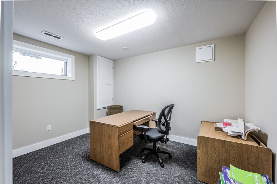 More Photos Of 1502 Westen St, Bowling Green Office For Sale