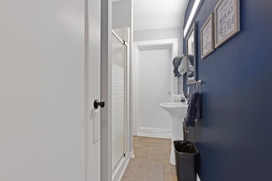 More Photos Of 307 Gilmour St, Ottawa Office For Sale