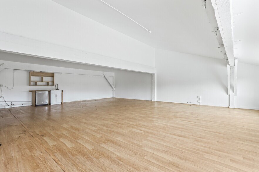 More Photos Of 5816 SE Foster Rd, Portland Flex For Lease