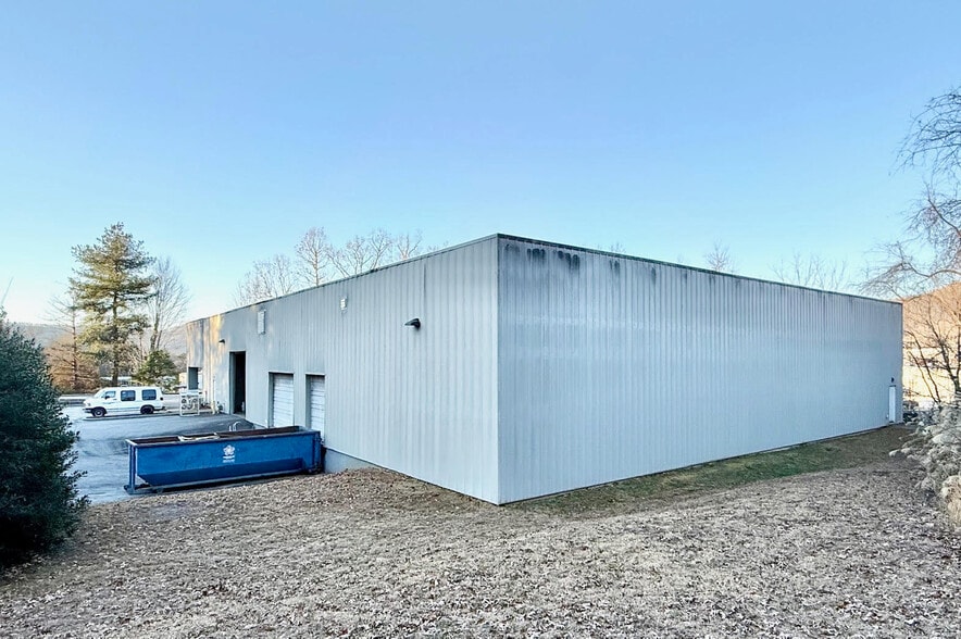 More Photos Of 20 Overland Industrial Blvd, Asheville Distribution For Sale