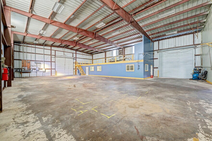 More Photos Of 1215 S Houston, Humble Warehouse For Lease