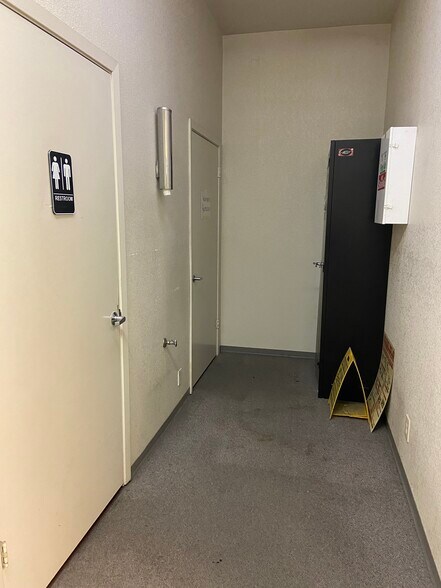 More Photos Of 986 Airway Ct, Santa Rosa Warehouse For Lease